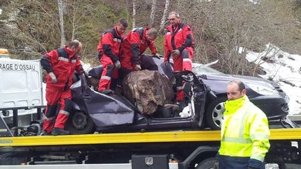 Un rocher de plusieurs centaines de kilos a tu&eacute; une femme &agrave; bord d'une voiture, le 3 janvier 2014, dans les Pyr&eacute;n&eacute;es-Atlantiques. (ERIC DEPAY / FRANCE 3 AQUITAINE)