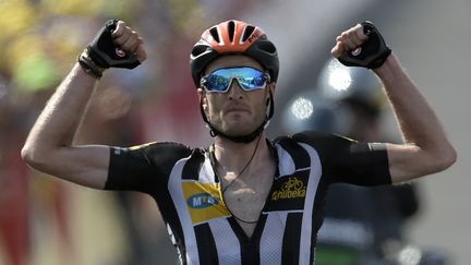 Le Britannique Stephen Cummings c&eacute;l&egrave;bre sa victoire d'&eacute;tape &agrave; Mende (Loz&egrave;re), le 18 juillet 2015. (LIONEL BONAVENTURE / AFP)