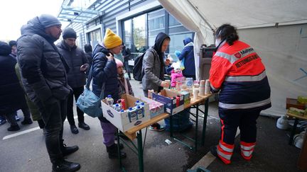 10 mars 2022. A Hambourg en Allemagne, l'organisation humanitaire Malteser distribue des boissons chaudes aux réfugiés ukrainiens qui attendent leur&nbsp;admission au nouveau bureau d'enregistrement pour la migration.&nbsp; (DPA / PICTURE ALLIANCE VIA GETTY IMAGES)