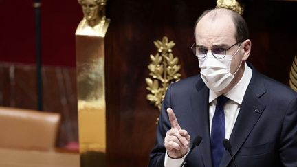 Le Premier ministre Jean Castex, le 1er avril 2021, au pupitre de l'Assemblée nationale. (THOMAS COEX / AFP)