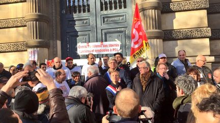 Environ 250 personnes étaient rassemblées devant le tribunal de grande instance de Versailles, jeudi 16 novembre, pour soutenir les neuf salariés de l'usine Peugeot de Poissy qui comparaissaient pour séquestration.&nbsp; (MATTHIEU MONDOLONI / RADIOFRANCE)