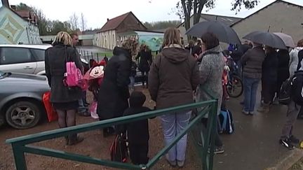 Des parents d'&eacute;l&egrave;ves et leurs enfants devant l'&eacute;cole de Lisbourg (Pas-de-Calais), le 3 novembre 2014. ( FRANCE 2)