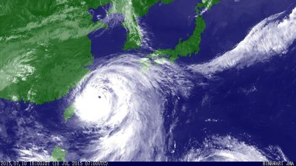 Image satellite du typhon Chan-hom s'approchant de la c&ocirc;te Est de la Chine, le 10 juillet 2015.&nbsp; (JAPANESE METEOROLOGICAL AGENCY / MAXPPP)