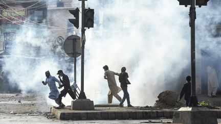 Des heurts entre partisans du parti islamiste radical TLP et les forces de police pakistanaises à Lahore (Pakistan), le 13 avril 2021. (ARIF ALI / AFP)