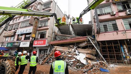 Des équipes de secours interviennent après l'effondrement d'un immeuble à Changsha (Hunan), en Chine, le 1er mai 2022. (SHEN HONG / XINHUA / AFP)