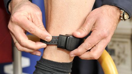 Une personne portant un bracelet électronique à Vienne, en Autriche, le 12 mars 2010.&nbsp; (HERBERT NEUBAUER / APA-PICTUREDESK / AFP)