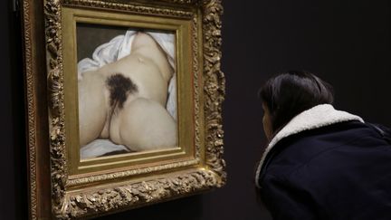 Une femme regarde "L'Origine du monde" de Courbet, expos&eacute; au mus&eacute;e d'Orsay &agrave; Paris, le 7 f&eacute;vrier 2013. ( PHILIPPE WOJAZER / REUTERS)