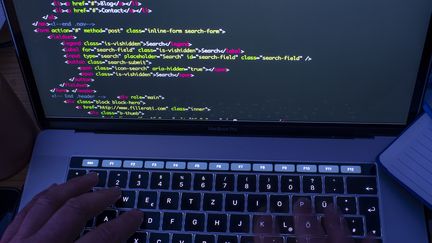 Un ordinateur allumé sur une page de code. (PICTURE ALLIANCE / PICTURE ALLIANCE via GETTYIMAGES)