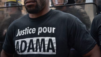 Un manifestant proteste après la mort d'Adama Traoré, le 30 juillet 2016 à la Gare du Nord. (JULIEN MATTIA / NURPHOTO / AFP)