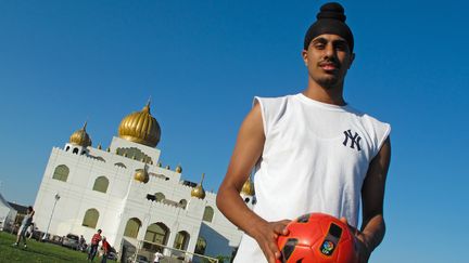 Un joueur de football sikh &agrave; Montr&eacute;al, au Qu&eacute;bec (Canada), le 14 juin 2013. (LAURENT VU THE / AFP)