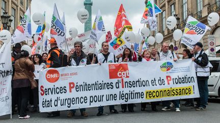 Manifestation du personnel des services pénitentiaires d'insertion et de probation (SPIP), devant le ministère&nbsp;de la Justice, à Paris, le 10 mai 2016. (MAXPPP)