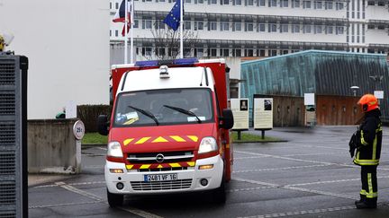 Des pompiers devant le lycée Marguerite de Valois à Angoulême après une intrusion et l'agression d'une enseignante. (RENAUD JOUBERT / MAXPPP)