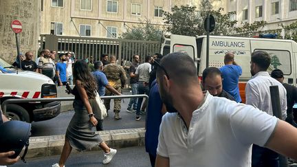 Des ambulances entourées par la foule, autour d'un hôpital de Beyrouth, le 17 septembre 2024. (ANWAR AMRO / AFP)