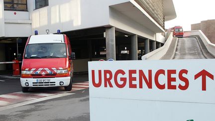 L'entrée du service des urgences de l'hôpital de Dunkerque, le 7 décembre 2005. (Photo d'illustration) (FRANCOIS LO PRESTI / AFP)