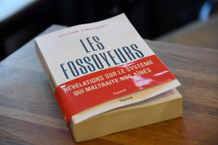 Le livre "Les Fossoyeurs", de Victor Castanet, photographié à Paris le 1er février 2022. (BERTRAND GUAY / AFP)