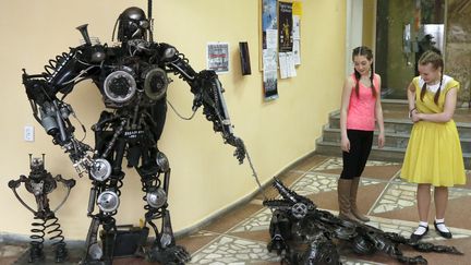 Exposition de robots créés à partir de pièces détachées de voitures, à Krasnoyarsk, en Sibérie (Russie), le 11 avril 2015.&nbsp; (ILYA NAYMUSHIN / REUTERS)