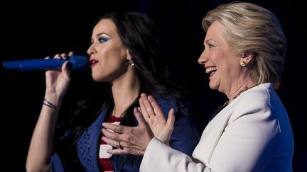 Katy Perry et Hillary Clinton à Philadelphie le 5 novembre 2016.
 (Brendan Smialowski / AFP)