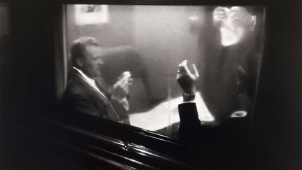 Dans la galerie de photographies du Centre Pompidou, huit décennies du travail de Louis Stettner, un photographe américain amoureux de la France : ses images fortes et poétiques nous racontent Paris après la guerre, les gens au travail, les manifestations contre la guerre au Vietnam, les passagers du métro new-yorkais, la sensualité des corps (jusqu'au 12 septembre 2016). Ici, Louis Stettner, "Joueurs de cartes", de la série "Penn Station", New York, 1958, Collection Centre Pompidou, Musée national d'art moderne, Paris, don de l'artiste en 2015
 (Centre Pompidou / Dist. RMN-GP © Louis Stettner)