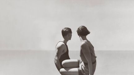 C’est une photo qui a traversé le temps.&nbsp;Prise en 1930 pour le magazine Vogue, le 20 heures révèle ce soir les coulisses du cliché de George&nbsp;Hoyningen-Huene,&nbsp;qui cache un secret. (FRANCE 2)