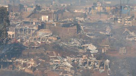 100 maisons ont été détruites par l'incendie, à Valparaiso. (RODRIGO GARRIDO / REUTERS)