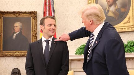 Les présidents français et américain, Emmanuel Macron et Donald Trump, dans le bureau ovale de la Maison Blanche à Washington (Etats-Unis), le 24 avril 2018. (LUDOVIC MARIN / AFP)