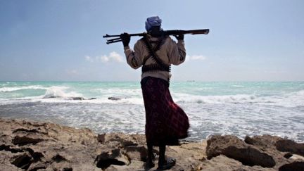 Un pirate sur la côte somalienne. (Janvier 2010) (MOHAMED DAHIR / AFP)