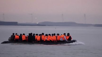 Le ministre de l'Intérieur français, Gérald Darmanin, réclame 63 millions d'euros au Royaume-Uni. Une somme promise par les Britanniques pour lutter contre les traversées illégales de la Manche. (CAPTURE ECRAN / FRANCEINFO)