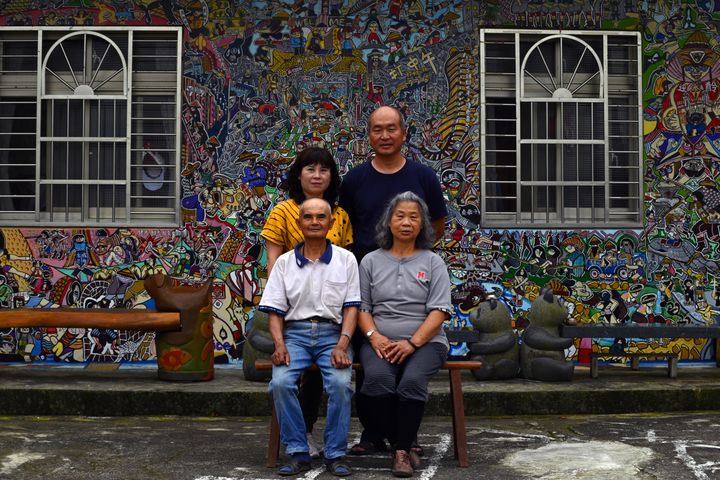 L'artiste Wu Tsun-hien et sa famille devant chez eux. Le travail du street-artiste fait un carton sur Instagram et attire les jeunes touristes. (SAM YEH / AFP)