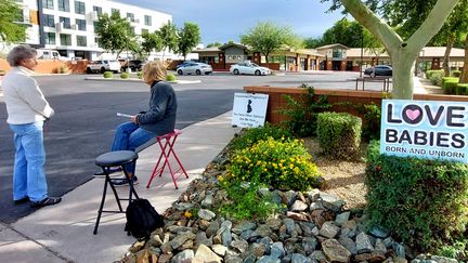 Des militantes anti-avortement devant le centre Camel Black Family Planning à Phoenix, dans l'Arizona (Etats-Unis). (BENJAMIN ILLY / RADIO FRANCE)