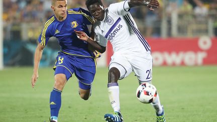 Fabrice N'Sakala (en blanc) d'Anderlecht au duel avec Igor Kireev de Rostov.  (VIRGINIE LEFOUR / BELGA MAG)