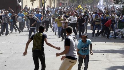 Affrontements entre pro et anti-Morsi, au Caire (Egypte), le 4 octobre 2013.&nbsp; (MOHAMED ABD EL GHANY / REUTERS)