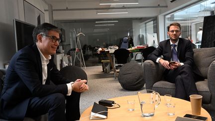 Olivier Faure et Nicolas Mayer-Rossignol au siège du PS à Ivry-sur-Seine (Val-de-Marne) le 23 janvier 2023 (EMMANUEL DUNAND / AFP)