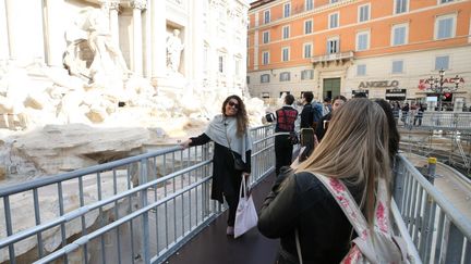 Une passerelle installée pour les touristes pendant les opérations de nettoyage de la fontaine de Trevi à Rome