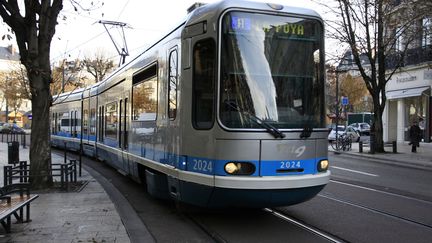 A Grenoble, des micro-capteurs voyageront sur le toit de tramways afin de mesurer la qualité de l'air en temps réel. (XAVIER VILA/SIPA)