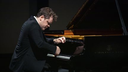 Benjamin Grosvenor au piano sur la scène du festival de La Roque-d'Anthéron. (VALENTINE CHAUVIN)