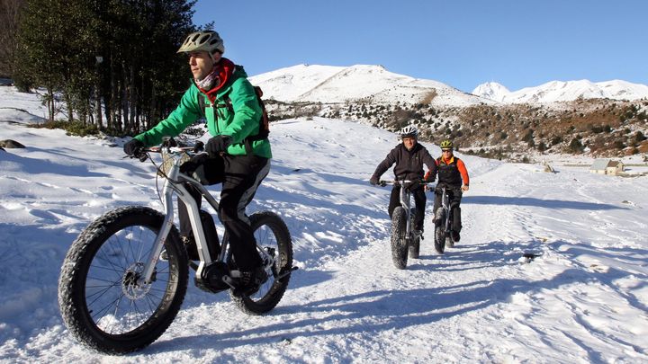 Le "fat bike" est un vélo à larges pneus pour circuler sur la neige fraîche comme sur des sols glacés. (LAURENT DARD / MAXPPP)