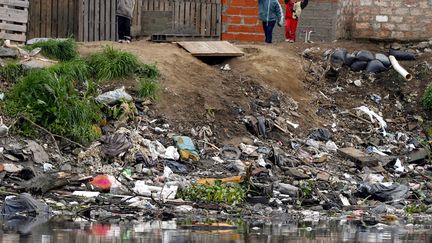 En Argentine,&nbsp;5 000 industries d&eacute;versent leurs d&eacute;chets dans le bassin du fleuve Matenza-Riachuelo,&nbsp;entre Buenos Aires et le Rio de la Plata, et nuisent &agrave; la sant&eacute; de 20 000 personnes.&nbsp; (ENRIQUE MARCARIAN / REUTERS)