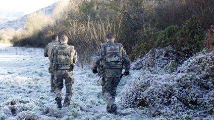 Des militaires de l'opération Sentinelle cherchent des migrants afghans dans la vallée de la Roya (Alpes-maritimes), le 8 décembre 2016. (MAXPPP)