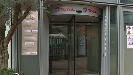 La semaine de quatre jours commence&nbsp;à séduire de plus en plus d'entreprises en France.&nbsp;Désormais, c'est au tour du patron de TotalEnergies de se pencher sur la question. (FRANCE 2)