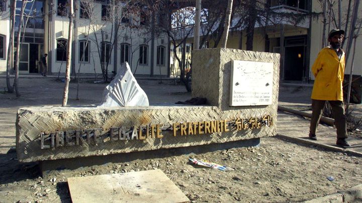 &nbsp; (L'entrée du lycée Istiqlal à Kaboul © SIPA/Jobard)