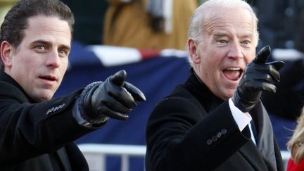 Hunter Biden et son père Joe Biden, le 20 janvier 2009 à Washington. (CARLOS BARRIA / REUTERS)