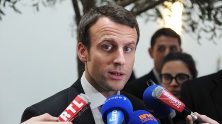 Emmanuel Macron, ministre de l'Economie, parle avec des journalistes le 9 avril 2015 après une rencontre avec la Fédération nationale des travaux publics (FNTP).&nbsp; (ERIC PIERMONT / AFP)