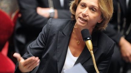 Valérie Pécresse prend la parole lors de la session de questions au gouvernement, à l'Assemblée, le 7 juin 2001. (AFP - Mehdi Fedouach)