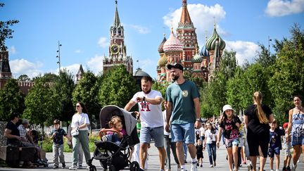 Passants dans les rues de Moscou, le 23 juillet 2024. (ALEXANDER NEMENOV / AFP)