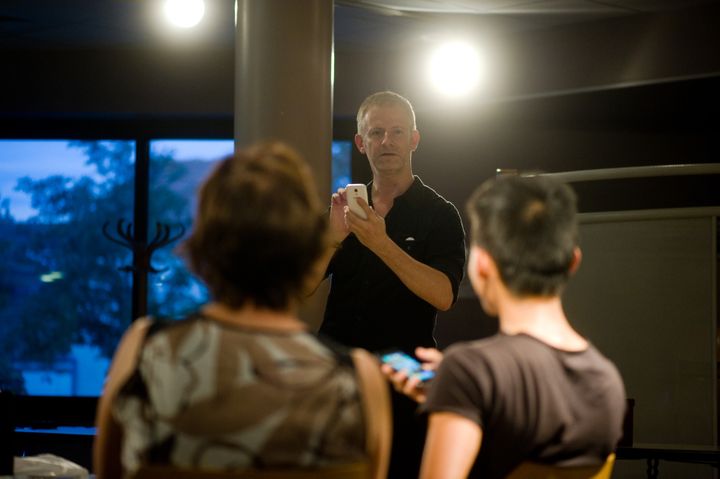 Thierry Collet en pleine performance de "Je clique donc je suis"
 (Nathaniel Baruch)