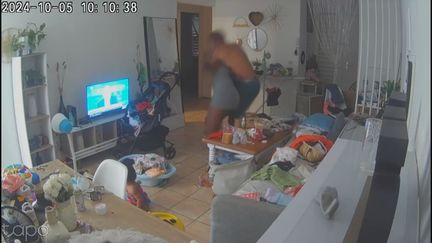 Sur cette image extraite de vidéosurveillance de violences intrafamiliales, un homme tente d'étrangler sa compagne sous les yeux de son enfant. (Guadeloupe la 1ère)