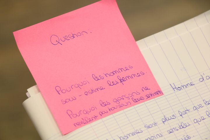 Une question écrite par une élève, lors d'un atelier de lutte contre le sexisme au collège Henri-Matisse, le 5 décembre 2017, dans le 20e arrondissement de Paris.&nbsp; (VALENTINE PASQUESOONE / FRANCEINFO)