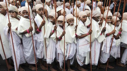 Des enfants d&eacute;guis&eacute;s en mahatma Gandhi d&eacute;filent lors d'une marche pour le paix &agrave; Kolkata (Inde), le 29 janvier 2012. (RUPAK DE CHOWDHURI / REUTERS)