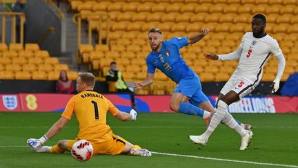 Davide Frattesi face au portier anglais Aaron Ramsdale lors de la 3e journée de la phase de groupes de la Ligue des nations, le 11 juin 2022. (JUSTIN TALLIS / AFP)