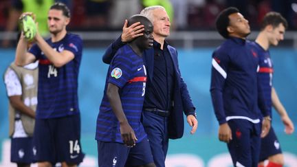 Didier Deschamps console&nbsp;les Bleus après leur défaite lors des huitièmes de finale de l'Euro 2021 entre la France et la Suisse à la National Arena de Bucarest, le 28 juin 2021. (FRANCK FIFE / AFP)